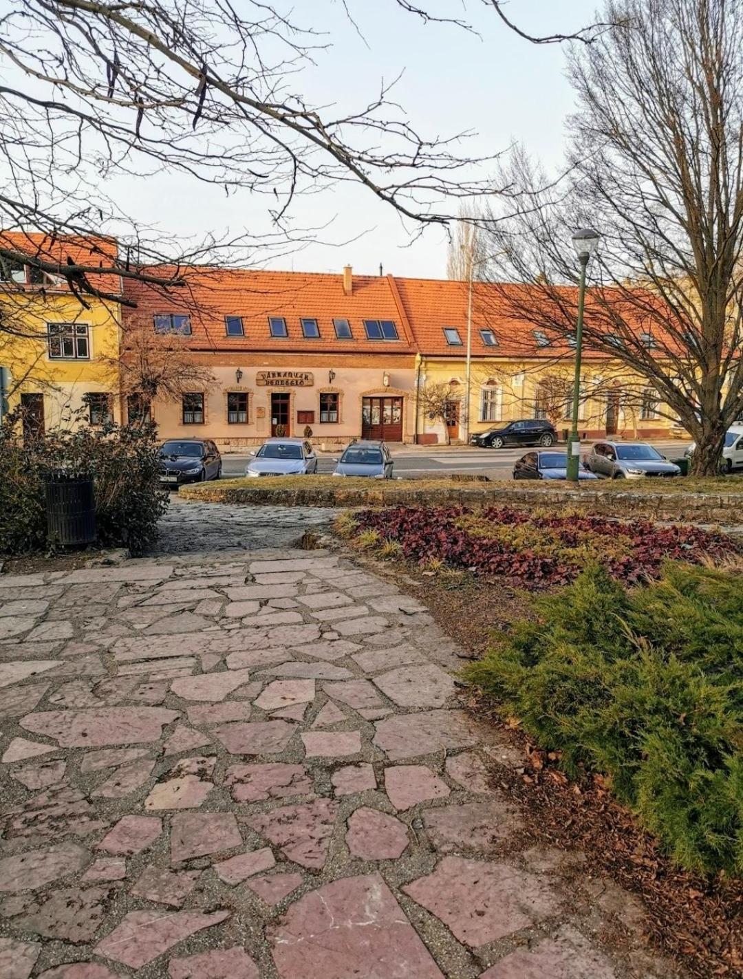 Váralja Vendégház Tata Extérieur photo